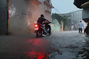 Hà Nội mưa xối xả, nhiều khu vực ngập sâu, đường phố kẹt cứng