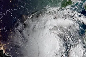 Bão Noru sát cấp siêu bão, di chuyển nhanh về phía đất liền miền Trung