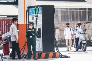 Từ 17 giờ ngày 21-4, mỗi lít xăng A95 giảm hơn 600 đồng