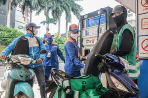 Giá xăng giảm lần thứ 3 liên tiếp, mỗi lít xăng giảm hơn 1.300 đồng