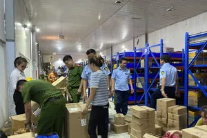 Phát hiện kho điện thoại, máy tính bảng... nghi nhập lậu lớn nhất từ trước tới nay