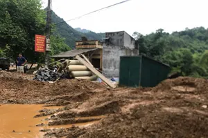 Giữa lúc đồng bằng nắng nóng, miền núi phía Bắc lại mưa lớn làm sập nhà, chết người