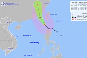 Bão Doksuri giật cấp 17 vào biển Đông, tâm hướng về đất liền Trung Quốc