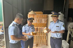 Triệt phá xưởng sản xuất giấy ăn giả nhãn hiệu ở Bắc Ninh