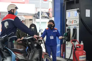 Giá xăng tăng mạnh, A95 tiến sát 26.000 đồng/lít