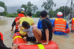 Mưa như trút nước ở Huế và Đà Nẵng, có nơi mưa 1000 mm