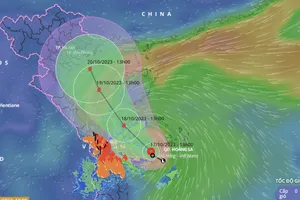 Áp thấp nhiệt đới đang mạnh lên thành bão, miền Trung tiếp tục hứng mưa lớn