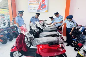 Phát hiện hàng trăm xe đạp điện, xe máy điện 'nhiều không" 