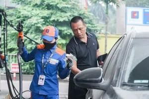 Giá xăng tăng mạnh gần 1.000 đồng/lít, xăng A95 sát mốc 23.500 đồng