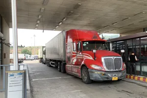 Đằng sau hàng trăm xe hàng Việt Nam bị lưu giữ tại Trung Quốc