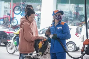 Chiều nay giá xăng tiếp tục giảm hơn 500 đồng/lít