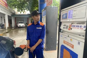 Giá xăng tăng nhẹ