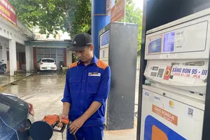 Giá xăng giảm về hơn 19.000 đồng/lít