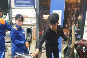 Giá xăng tiếp tục giảm nhẹ