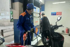 Chiều nay giá xăng tăng nhẹ, xăng A95 lên mức hơn 20.700 đồng/lít