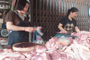 Giá thịt heo lập đỉnh mới: Bà nội trợ méo mặt, tiểu thương chán nản 