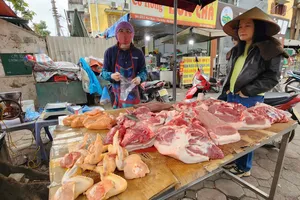 Giá thịt heo cao nhất trong 5 năm, Phó Thủ tướng yêu cầu 2 bộ vào cuộc