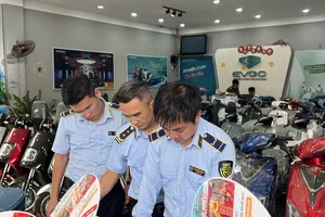 Chuyển hồ sơ sang công an vụ kinh doanh xe máy điện nghi giả mạo nhãn hiệu