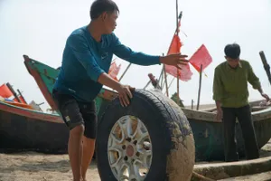 Bão số 5 cấp cuồng phong, ngư dân Thanh Hoá gấp rút đưa thuyền vào bờ 