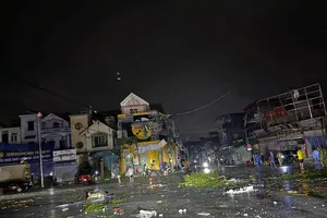 Ninh Bình xuất hiện dông lốc, 1 người chết, hơn 200 ngôi nhà bị hư hại