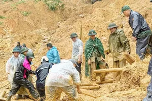 Mưa lớn, sạt lở, thuỷ điện xả lũ, Tuyên Quang khẩn cấp di dời người dân 