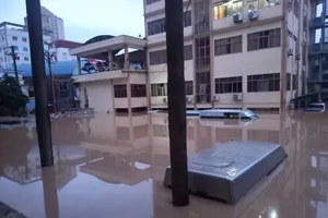 Thái Nguyên mất điện, trụ sở công ty điện lực bị ngập hết tầng 1