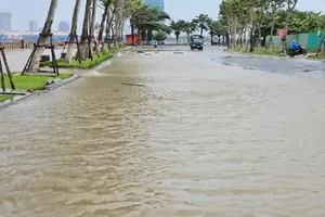 Bão Thần Gió mang lượng ẩm 'khổng lồ' từ Biển Đông vào đất liền miền Trung