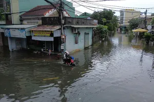 Không khí lạnh tăng cường, miền Bắc mưa rét 16 độ C, miền Trung mưa xối xả