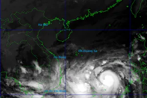 Từ đêm nay, ven bờ biển Trung Bộ có thể xuất hiện dông lốc, gió giật do bão số 13