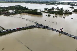 Mưa lũ ở miền Trung làm 85 người chết và mất tích, nhiều nơi còn ngập sâu