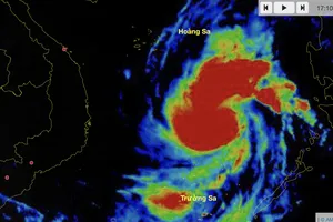 Bão số 15 đã mạnh lên cấp 10, diễn biến khó lường 