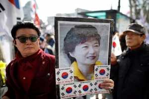 Ủng hộ bà Park Geun-hye, một người biểu tình thiệt mạng