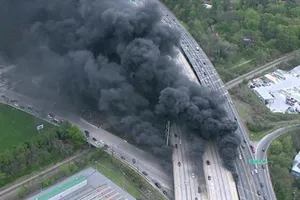 Cháy lớn làm sập đường cao tốc trên cao ở Mỹ