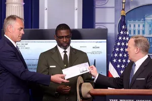 Ông Trump quyên góp toàn bộ quý lương đầu tiên