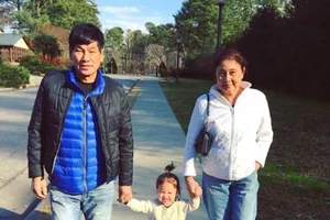 Hành khách bị kéo lê khỏi máy bay Mỹ là người gốc Việt