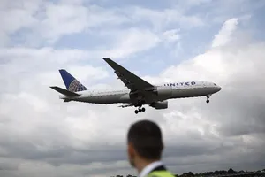 Tín nhiệm khách hàng của United Airlines rơi đến mức âm