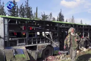 Xe chở người sơ tán ở Syria bị đánh bom, 100 người chết