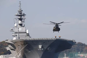 Tàu chiến lớn nhất Nhật Bản hộ tống tàu Mỹ