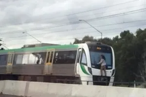 Đứng tim: Thanh niên đu mình trên tàu siêu tốc 110km/h