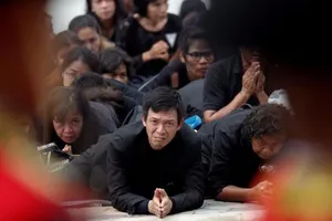 Dân Thái quỳ, tiễn đưa Vua Bhumibol đến đài hóa thân