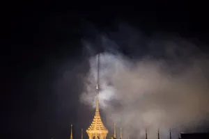 Cả Thái Lan bật khóc, tiễn tro cốt 'người cha vĩ đại'