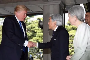 Diện kiến Nhật hoàng, Tổng thống Trump bắt tay đơn giản