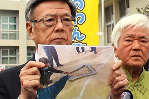 Cửa trực thăng Mỹ rơi, học sinh tiểu học Nhật bị thương