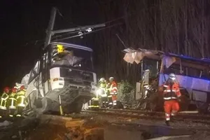 Tàu lửa đâm xe buýt đứt đôi, 4 học sinh thiệt mạng