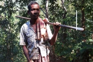 Người cha xẻ núi, đào 8 km đường cho con đến trường