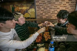 Mừng tổng thống bị phế truất, dân Hàn Quốc ... ăn gà 