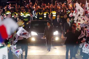 Bà Park Geun-hye rời Nhà Xanh, xin lỗi người ủng hộ