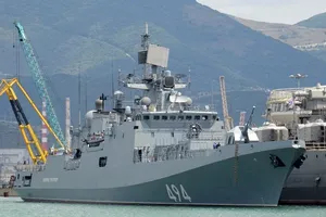 Tàu chiến Nga áp sát tàu chiến Mỹ bắn tên lửa vào Syria