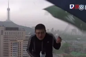 MC Trung Quốc bị sét đánh khi đang dẫn chương trình