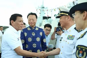 Ông Duterte khen tàu chiến Trung Quốc ‘như khách sạn’